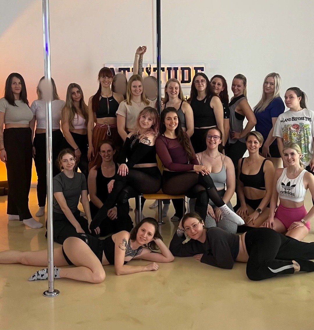 Gruppenfoto der Workshop-Teilnehmerinnen im ATTITUDE Studio